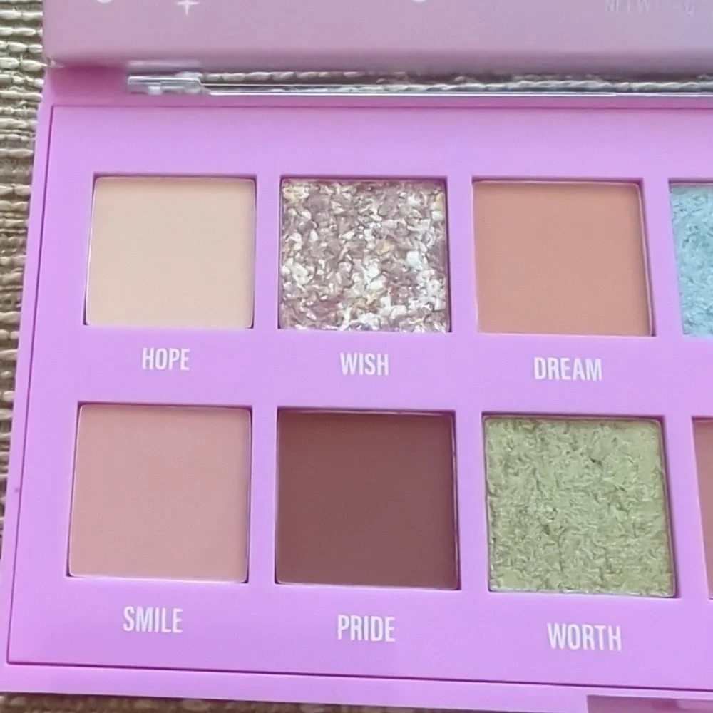 NIB Formula Z Pretty Magic Eyeshadow Palette